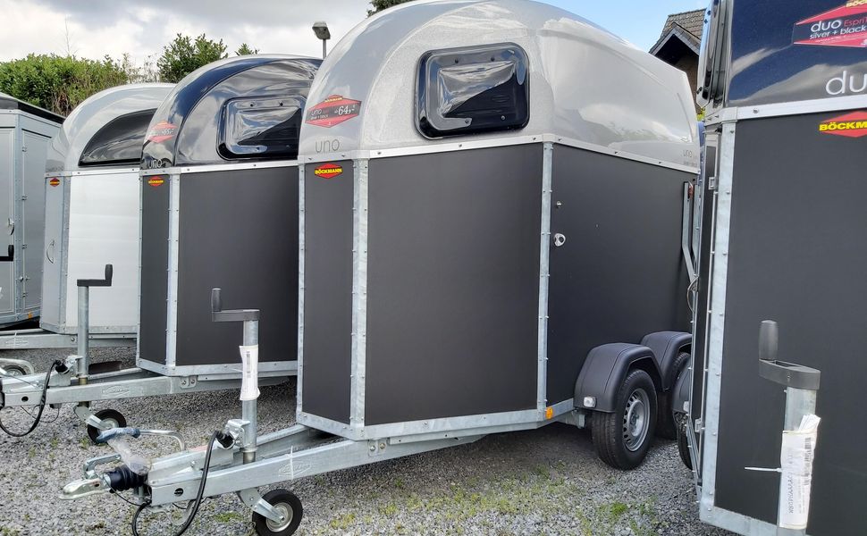 Pferdeanhänger Böckmann UNO Esprit silver & black Haube silbern 1600kg Modell 2023